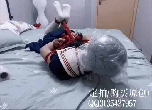 【咕咕0806】硬核素人体验3-现役jk体验胶带包头感官剥夺驷马、热缩袋套头、SP、tk，长时间高强度狠虐！ 这个现役jk小妹妹是一个真正的抖M同好，主动私信我来要求体验的！第一次体验就接受了3小时的全包放置 [X_X]。时间到了问她要不要解开她还摇头拒绝，又放了两个小时，然后自己用剪刀自行脱缚的（详情见咕咕0805，有完整版视频，2小时）<br>这么有耐受度的小妹妹当然不能轻易放过！这次决定给小妹妹来点严厉的虐待。首先给妹妹戴上耳塞、简单堵嘴，然后用银色胶带完全包裹住整个小脑袋，只露出鼻孔可以小口小口呼吸。然后把小妹妹绑成驷马，头发也绑住限制不让低头~<br>然后超级重的调教就开始了！！！<br>用热缩膜、塑料袋套住脑袋、用胶带封好，同时对脚底进行挠痒，并且用小红SP，鞭打屁股和脚心（下手超级重），注意这一切都是同时进行的！！！还会用手拿着塑料膜捂住妹子的口鼻，TK妹子的白丝脚底、鞭打妹子！<br>这些调教都是同时进行的，也就是说妹子要同时忍受超绝的憋闷感、挠痒和疼痛，绝望拉满了！<br>剪去占时长的包头内容仍然有一小时二十分钟以上，真正的长时间、高强度的虐待！<br>加量不加价，希望大家喜欢~<br><span style='color:#b0b0b0;'>[隐藏文字，购买后可见]</span><br>定拍QQ<span style='color:#b0b0b0;'>[隐藏文字，购买后可见]</span>