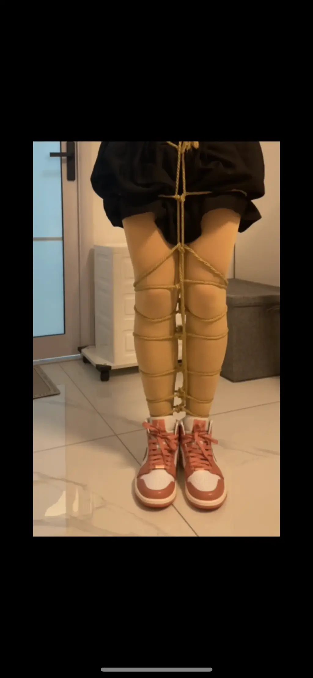 麻绳捆绑挣扎 女朋友穿着肉丝运动鞋在房间里玩耍，突然会自动捆绑的麻绳出现，迅速把女朋友捆绑起来，无奈只能不停挣扎，双腿被紧紧捆缚，只能挪动前行，怎么挣扎都不行，鞋子都脱掉了也无法解开捆绑