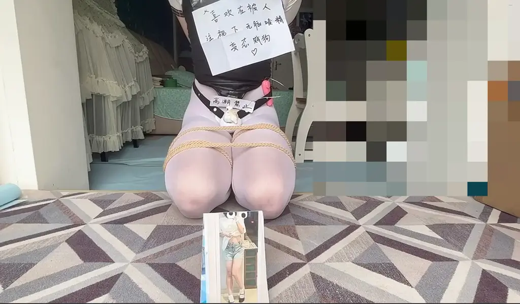 路边挑战的失败惩罚 伪娘纸月<br>昨天的挑战失败了 今天的惩罚就到位了...<br>要求跪在床前 戴有羞辱字样<br>利用台阶 跪缚时强制踮脚<br>贞操锁里塞跳dan 受到刺激boki后会疼痛不已 短暂的快gan之后是无尽的痛苦<br>这一次快被折磨惨了...结束之后缓了好久....<br>q：2131989779