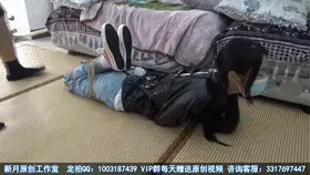 【新月原创】【红豆】微剧情 粉色帆布鞋牛仔裤 自告奋勇尝试拘束衣 却被习惯性鞭打坑着玩 【新月工作室】定拍交流QQ：1003187439 备用2936094312<br>【出原味妹子】3317697447 小洛（红豆）2389316626 玉箫 2019384890 佳怡 3663888944琳媚<br>约绑攻略有售直接滴QQ：3317697447！！！本工作室正式启动会员优惠折扣方案，请有兴趣的同好加客服Q：3104988182详询<br>微剧情：<br>1、红豆今天穿的非常清爽，拿起小玉的拘束衣，说自己想试试看能不能暴 力挣脱，她觉得绳子自己没办法弄开，但这玩意自己肯定可以解决。<br>2、给她穿好之后，豆子站起来狠狠挣扎，发现这个玩意没那么想象中容易。坐下挣扎也不行，而我当然是乘她不在意，把她双腿也给捆上了。<br>3、”你几时把我脚绑起来的？有病啊？“豆子是真的太专心了，被绑了居然都没发现，可能也是太习惯了。而我把她摁在地上，直接折腿缚好，”你打我干嘛？“豆子发现我正在鞭打她，其实我也不知道为什么，就是习惯性拿起鞭子打了起来……<br>4、折腾了豆子一顿之后，她彻底放弃了，让我快点放开她，但是，这么好的机会，我怎么可能放过？