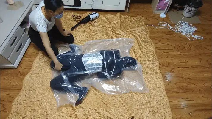 女M捆绑后塞入真空袋，[X_X]奖励 解压密码：limao 时长：30min<br>好久没玩真空袋了，今天叫模特来玩真空袋吧，但是我并没有告诉她这次真空袋还要玩捆绑哦，其实人偶的承受能力没有那么强，毕竟时间还很短，我们工作室整体也在对模特的呼吸模式进行调整，已经降低了模特的呼吸能力<br>  换好zentai的模特还是挺漂亮的，我这次给她准备了一个白色的束腰，也是给模特加了一个服饰，把人偶塞进真空袋，看着模特慢慢被塑封，抽干的感觉还是那么好，但是不知道为什么模特一会就不行了，多半是因为长时间没玩啦，所以前两次我们就让她先熟悉熟悉，就算是对她的宽待啦，第三次我直接给她拖了出来，趁她没反应过来的时候，就把手给她绑上了，限制她的行动，让她明白，如果没人管她，她将被彻底塑封成一件产品，贴上标签就能售卖那种，并且事先我没有告诉她有捆绑，想必头套下的她现在充满了惊讶与害怕，但是我们只能看到她黑色全包的没有五官的脸了，毫不留情的给她塞进真空袋，开始了真正的游戏，我没有给她打算保留一点空气，我打算一直抽气，即使里面的空气已经没了也要一直抽气，抽成一件暂时的艺术品，让她明白自己的地位，更好的配合我接下来的工作，果然一直抽气的情况下，人都是受不了的，但是即使她疯狂挣扎，我也不打算放过她，毕竟前两次很轻松，捆绑着的她，就这样不停的的挣扎，但是没有任何用处，看着自己做的艺术品，心里总是有种激动感<br><br><br>狸猫工作室个人接赞助，出原味，定拍，都是白菜价，很多东西还在慢慢摸索，感谢大家的支持！联系方式:<span style='color:#b0b0b0;'>[隐藏文字，购买后可见]</span>