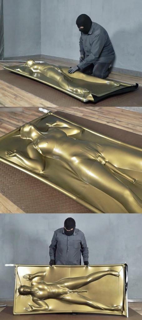 Flips in the Golden Vacuum Bed with Vibro 把小姐姐装进金色真空床，裆部固定好快乐棒。<br>抽干空气，打开快乐棒，小姐姐强高一轮轮刺激到爽的抽搐。<br>随后整个真空床被拎起来，悬空强高。