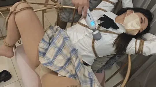 【菠萝摄影】小依第十集：醉酒被猥琐大叔捡尸玩弄的学生妹！震动调教！JK肉丝！分腿椅缚！强制[X_X]！ 本集剧情简介：<br><br>一个穿着白衬衫跟JK短裙的学生妹，因为喝多了被猥琐大叔捡尸带回家中<br><br>半醉半醒中，妹子想要回家，大叔让她躺会歇息歇息<br><br>这一趟，直接被绑在了铁艺沙发上，被绑的无法动弹，空气中全是酒味与分腿姿势传出来的骚味<br><br>分腿的姿势让妹子以一个十分羞耻的姿势让人观赏她的美腿与内裤，内裤的特写还能看到有一根毛透了出来<br><br>大叔一阵的玩弄，用上了电动玩具，一开始妹子还一声不吭的强忍着，但是一阵阵的酥麻让妹子开始发出哼哧声，最后颤抖的强制[X_X]<br><br>新人工作室望支持，视频中原味 定拍可主页联系我们：www.linzijun.app/@boluo<br>另诚聘足模、绳模qq详聊（联系方式在主页）鸽子勿扰