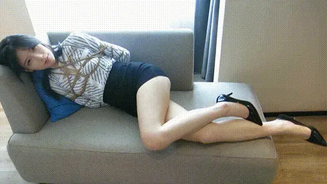 【玩绳男孩原创】成都大三妹子牛仔比基尼衬衫包臀裙捆绑及跪缚假丁丁口舌 小姐姐前一场捆的太紧，身上还有绳痕。木有穿内内，剪了好几遍才绿色。最后口舌毫无经验，只能一边教一边玩，据小美女说只谈过一次男朋友，从来没有口舌过……之前打码打到哭，这次直接用假的……