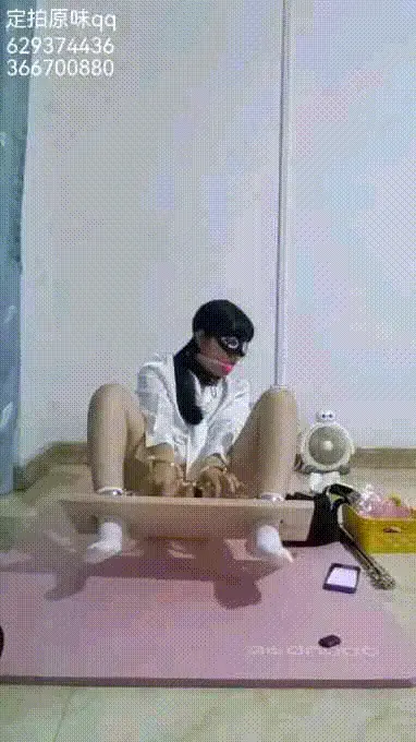 【玉箫】家庭作业30 职业装高跟鞋+股绳+椅子自缚+足枷+白袜+口球堵嘴+脚镣爬行+驷马铐 倒下差点解不开了 【玉箫工作室】定拍、原味找我：qq2197723495,qq366700880（备用号） VX：Uooa563 玉箫（荷露、夏筠、雪莹、彩依、青歌）【推特】@yuxiao1714652欢迎关注 约绑攻略有售直接滴QQ！！！本工作室正式启动会员优惠折扣方案，请有兴趣的同好加Q：629374436详询。工作室最近的新妹子都是我用约绑攻略找来的。 【赞助方案】98赞助最少赠送20部视频，198赞助最少赠送50部视频，398赞助最少赠送100部视频，498赞助打包全部作品！！价格相当优惠~<br>Ps：GIF截图画质比较差，视频是高清的哦～<br>1、把银色连杆道具组合成直杆装好扣环，手铐，脚镣。放在垫子上；2、摆一个带靠背的椅子在镜头中间；3、贴身绑个股绳，穿衬衫，短肉丝，长裤，高跟鞋；☆内容：1、走到椅子前面，坐在椅子上，翘二郎腿展示一下高跟，脱下翘起的脚上的鞋展示一会儿丝袜脚，再把鞋穿好；2、拿一双彩色水果长袜、足枷和口球，然后坐回到椅子上；3、坐在椅子上，用足枷把双脚铐上，展示一下，把鞋脱掉，展示丝袜脚，然后把穿的短袜脱下来，换上一双白短袜，再把鞋穿好；4、把脱下的短袜塞进嘴里，再戴上口球，然后用长丝袜把双手反绑起来，在椅子上坐好面对镜头挣扎一会儿；5、调整坐姿侧坐对着镜头，把双手解开，再面对镜头打开足枷，活动一下手脚，站起来把足枷和丝袜放到垫子上，把椅子搬开；6、调整镜头对着垫子；7、走回镜头中间，脱鞋走到垫子上，面对镜头脱下长裤，戴上脚镣和道具的项圈，然后在垫子上爬一圈；8、坐下戴上足枷（足枷靠近脚一侧，脚镣在足枷上方），脚对着镜头展示，然后把手铐穿过脚镣的链子铐在双手上，先坐着展示脚，再面朝上抬腿躺下，然后试着换几个不同的姿势；9、打开手铐，展示脚的同时打开口球，取出塞嘴的袜子，搭在足枷上，脱下穿着的短袜，换刚脱下的短袜塞到嘴里，重新戴上口球，压住嘴里的袜子；10、打开足枷和脚镣，解开股绳，穿上刚才在椅子上绑手的水果袜，穿上高跟鞋，用刚解下来的绳子把双脚绑起来；11、把连杆道具的一端扣环扣在绑脚的绳子上，另一端从后面扣在项圈上，中间用道具的手铐把双手反铐，使用道具铐成驷马趴一会儿，试着用脚把鞋脱掉，再摆几个姿势；12、取下道具，戴上手铐，绑着脚坐起来摘下口球，取出嘴里的袜子搭在手铐的链子上展示，站起来挪到镜头前关闭拍摄；