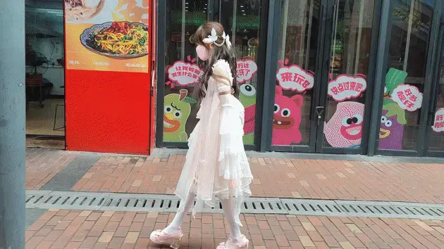 长颜草户外定拍合集 长颜草的两部户外Lolita合集，芊橙的，在繁华的商场。解压密码：12345