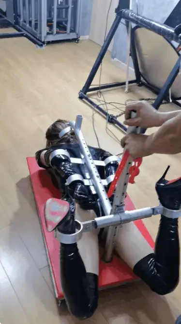 【魔束剧情短片031】来会所体验04，多功能K9架体验，伪娘，搜查官，笼子，k9架，口球，鞭子，电击 剧情介绍：既多功能龙门架之后，这次将体验k9架。在笼子呆了一夜后，尿意突然来袭，只见房间灯慢慢亮了起来，一个呆着面具的男子走到了笼子旁，小母狗只能请求从笼子里解放然后去到洗手间。从洗手间出来后，看到屋子里器具挺多，于是就想着体验一下k9架。紧接着小母狗趴到了k9架上，然后被人用铁架固定起来，一边固定一边讲解其用法，随后拿出了鞭子、口球等器具。固定好了之后一边推动k9架一边用鞭子玩弄起来……本集是多功能k9架体验，敬请关注下集多功能气压床固定调教。<span style='color:#b0b0b0;'>[隐藏文字，购买后可见]</span>