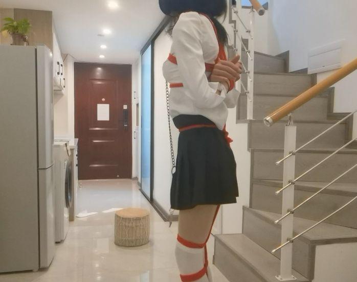 简单操作的小高手自缚教程（带文字步骤） 好久没玩了，绑一个小高手的自缚教程，里面也带了文字教程，也是可以挂上锁，和之前的直臂日式原理差不多，然后把钥匙挂在项圈的牵引绳上，解开的话就是把牵引绳甩到手上，然后拿钥匙打开锁，~不过拿到钥匙之后锁还是挺难开的，手活动空间比较小，然后容易对不准锁孔，大家玩的时候要注意安全哦 <span style='color:#b0b0b0;'>[隐藏文字，购买后可见]</span>