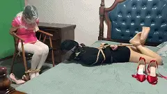 云雀定制————《没有赢家的游戏》上，柳杨欣欣遭遇致命束缚 欣欣扮演一位身穿芭蕾舞服的奇怪杀手。一天她接到自己的雇主（柳杨）的一个任务，要求她去解决雇主的孪生姐妹。杀手埋伏在目标下榻的酒店准备下手，没想到对方早就知道她的到来，一番打斗下来，杀手反而被制服捆绑到椅子上。妹妹开心得把玩着杀手，给她的脑袋套上袋子，让她慢慢晕过去，结果却被自己的保镖背叛，惨遭驷马捆绑，口鼻被有毒的迷药捂住，丝袜套头。原来她的保镖早被她的姐姐买通。而保镖也收到雇主灭口凶手的指示，放任杀手与雇主的妹妹两个人在这密室中做着无谓的挣扎。最终，雇主的妹妹吸入了过多的迷药气体，遇难，而技高一筹的杀手则成功脱缚。她用丝巾蒙住遇难的目标，并决心报复她的姐姐————自己的雇主...........<span style='color:#b0b0b0;'>[隐藏文字，购买后可见]</span>