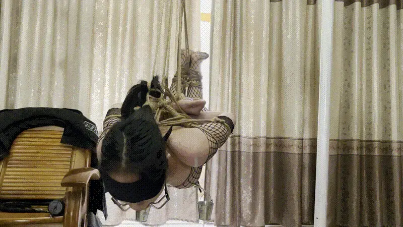 线下真实调教之超漂亮新m阿然渔网装+乳贴+水桶乳夹+口枷口水+股绳“旋转驷马”体验！阿然被悬吊，穿羞耻乳贴，下面还挂着水桶乳夹一颗颗放重物，口枷口水直流，主人一踹就旋转，喜不喜欢这样的“旋转驷马”呢. 【缚予】【新m阿然】【解压密码】<span style='color:#b0b0b0;'>[隐藏文字，购买后可见]</span><br>【调教背景】缚予工作室迎来了迄今为止最漂亮颜值最高妹子新m阿然！初见阿然真的被颜值惊呆，身材也很棒，该有肉的地方就有肉，但是又不胖，而且阿然还是个小白，接触圈子挺早但是一直没实践过，像捆绑羞辱乳夹调教SP打屁股打脚心耳光之类的都是第一次接触，调教过程中也发现这个妹子真的是天生小m，主人问喜不喜欢这样被调教被捆绑还害羞不敢回答，最后问了好几遍才说喜欢，谁又能想到这是班里谁的女神谁的班花，私下竟然喜欢被狠狠调教呢...<br>【调教概要】m属性爆棚的大美女阿然今天挑战了许多第一次，第一次被悬吊缚，第一次穿上这么羞耻的乳贴，刚穿出来之后就羞得不行，还一直捂着掖着，乳贴上分别写着“sao货慕狗”和“绝对服从”，后面还会考阿然哈哈哈，但是后面可是有更羞耻的呢，二话不说直接五花大绑起来，双脚和双腿也绑上，股绳也绑起来，头发也绑起来，然后本想直接吊起来，结果没想到中途费了好大劲，小M阿然胳膊都勒得发红发紫了，出了一些小插曲，本想剪辑掉，不过现在全放出来，体验阿然被折磨的全过程。吊起来之后，直接给阿然的乳贴上夹上水桶乳夹，这样悬吊的姿势下这种水桶乳夹的惩罚更是能发挥最大作用和效果，也是躲也躲不开，主人直接一颗颗往里放重物，还贴心地问阿然要加哪一边，阿然示意轻的那边，那主人就继续往重的那边水桶里加了，毕竟只是参考意见可没说要听阿然的哈哈哈...阿然的mimi从羞耻转变为痛苦，下坠的水桶坠着乳夹那可是相当折磨，那主人看阿然可怜，就用手给阿然的水桶托一会，还不谢谢主人，托着可是很累的，不能什么事情都麻烦主人，那过一小会就给阿然的水桶放下来，阿然瞬间又表情痛苦起来了，看阿然这么痛苦，主人直接用手使劲抖动阿然的胸，帮阿然活动活动筋骨，真是太好心了，阿然居然还不领情，一个劲摇头。这还不够，主人还给阿然戴上口枷，口水直接肆意流淌，清晰可见滴落。SP，耳光，挠痒TK，挠脚心，抚摸蹂躏什么的自然也是不用说，全上。主人看阿然自己旋转了起来，似乎阿然是很喜欢旋转啊，也顾不得阿然解释说这不是自己转的，直接把阿然踹旋转，阿然头还撞到了障碍物，真是好委屈啊，不知道阿然喜不喜欢坐这样的“旋转驷马”呢...<br>【缚予】工作室坐标浙江，线上定拍、体验被真实调教、诚聘绳艺模特(限女，非诚勿扰骗子勿扰)、购买约绑约拍攻略（正版购买过20部作品以上的铁粉可直接领）等均可加Q2519229829，加Q请备注来意，也欢迎圈子同好来交流<br>【打击盗版】请支持正版，您的鼓励就是我们的动力，正版购买的朋友也欢迎来私信交流，购买多次的铁粉也有小福利~<br>【解压】请不要在线解压！！！请不要在线解压！！！请不要在线解压！！！重要的事情说三遍<br>解压密码在简介第一行，下载完成后把后缀mm123改为rar解压，解压一次后按照同样的操作再次将解压后的文件后缀名改为rar解压，最后把解压出的文件后缀改为mp4即可观看，如有问题或失效请联系Q2519229829，备注来意