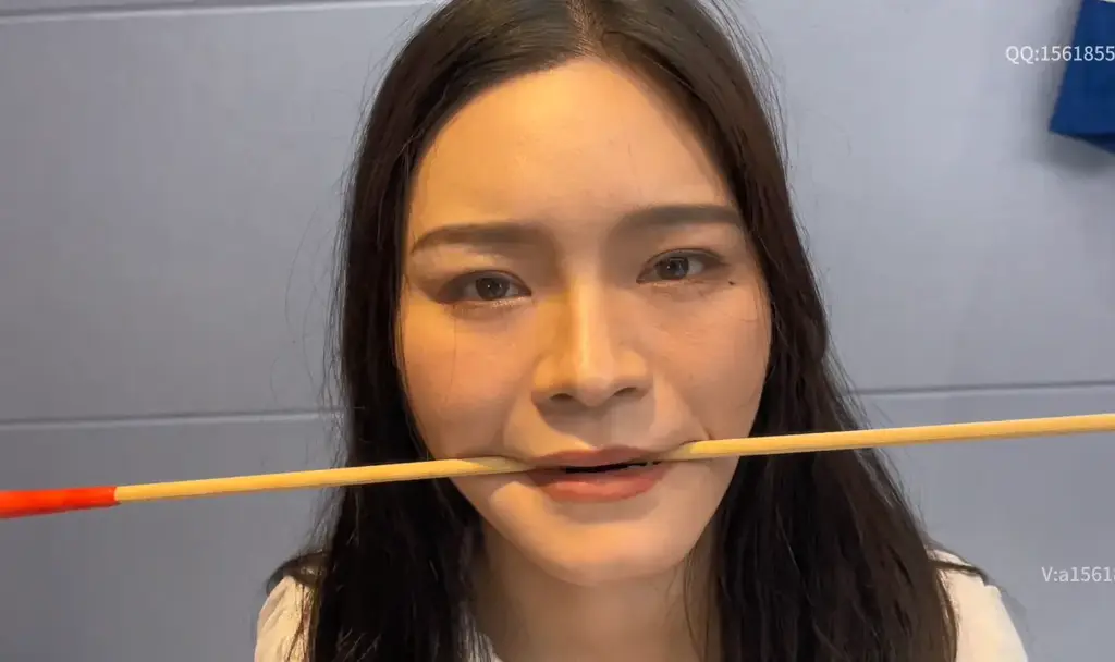 落落访谈加惩罚  回答错误就回收到惩罚，提问各种问题，关于绳艺，捆绑，虐待，等等的问题， 访谈家惩罚，提问各种问题，关于绳艺，捆绑，虐待，等等的问题，回答的不满意就会受到惩罚，回答错一个问题就加一条绳子，反复，还有树枝抽打等等   本工作室提供绳艺捆绑模特服务、室外定拍，室内定拍，体验女绳师捆绑服务、体验长时间囚禁服务、绳艺教学培训、专业麻绳销售、作品私人定制、模特原味丝袜出售等，另外本店招募同好合作伙伴。定拍约拍。v:a156185529 <br>QQ156185529<br>解压密码168168<br>