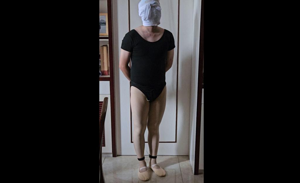 体操服肉丝股绳td强高 嘴里先用穿过的短袜塞住然后戴上口罩，蒙上眼镜再用耳塞塞住耳朵，最后用沾满不明液体的白裤袜套在头上（味道懂的都懂）下面绑上股绳，体操服里塞了td。绑起来后听不到看不到还要一直品尝短袜和裤袜的味道，下面呗td振的已经要受不了了