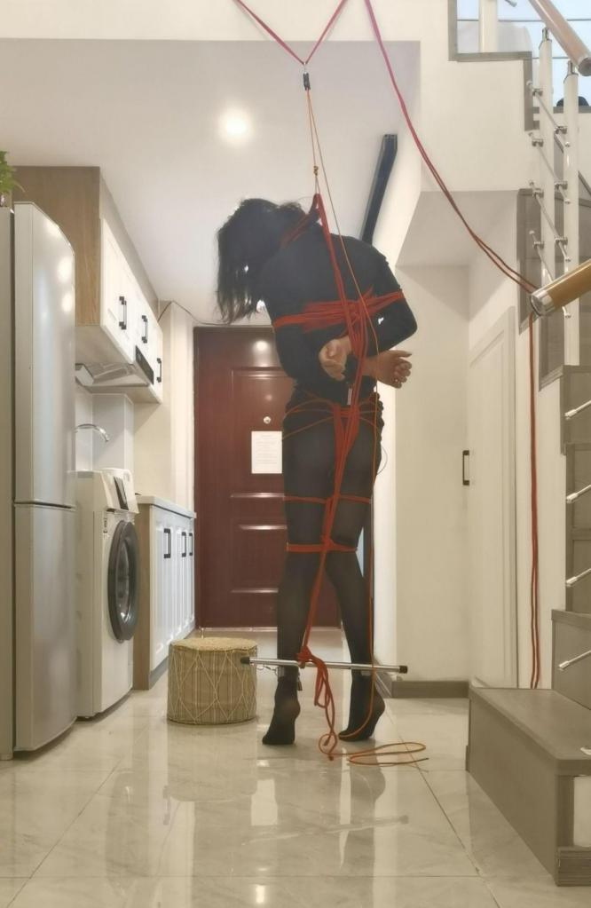 垫脚吊脖钢构电击罚站自缚 绑一个吊着脖子和钢钩垫脚的自缚，把脚垫起来拉紧，绑上大腿，脚腕固定个杆子不能合上~电击加上震动，绑法还是挺方便操作的，跪下的时候把收紧手的绳子绑在杆子上，然后站起来就把手收紧了，然后拉紧滑轮就下不去了，一直收紧到把脚垫起来，这个姿势还是挺累的，就是我那个杆子链子有点长没开腿到最大，不然应该能更好玩，解开方式就是上面固定滑轮的绳子是活结，够到栏杆的绳子拉开就好了，不过够到了也不好拉，一直活动给结拉的有点紧，需要一些力气才能拉开，要注意安全哦， <span style='color:#b0b0b0;'>[隐藏文字，购买后可见]</span>