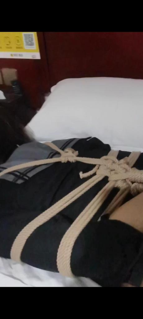 初次紧缚实录 小伪娘身着jk，脚穿白色长筒丝袜，被绳子以驷马的方式紧紧的束缚着，无法挣脱，只能忍受着来自主人一次又一次的折磨又或是奖励......<br>内含地狱翻滚视角（谨慎购买）欢迎 qq<span style='color:#b0b0b0;'>[隐藏文字，购买后可见]</span>交流