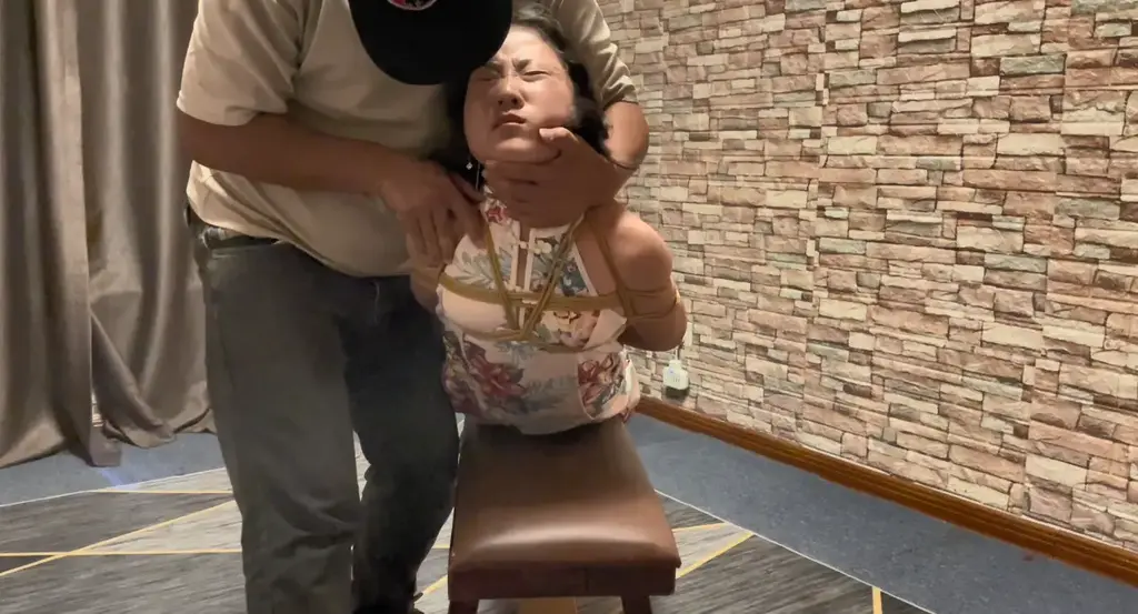 慧慧体验凳子驷马  捆绑的过程当中还被她咬了一口 今天对这个模特进行捆绑，捆绑之后让他爬到凳子，驷马放置,折磨。本工作室提供绳艺捆绑模特服务、室外定拍，室内定拍，体验女绳师捆绑服务、体验长时间囚禁服务、绳艺教学培训、专业麻绳销售、作品私人定制、模特原味丝袜出售等，另外本店招募同好合作伙伴。定拍约拍。v:a156185529 <br>QQ156185529<br>解压密码168168