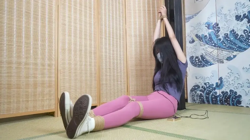 （象人出品）女演员朝朝 朝朝结束了剧组一天的拍摄，回到房间内换衣服，随知被人从背后偷袭捂晕，最后被绑着被TD、郊狼玩弄，还被男子用针扎胸。<br>最后男子玩厌了将朝朝[X_X]后吊在房檐上。<br>象人出品，必是精品~可惜的是朝朝目前已经退圈，如有喜欢此类题材的可以找象人进行定拍，价格优惠。