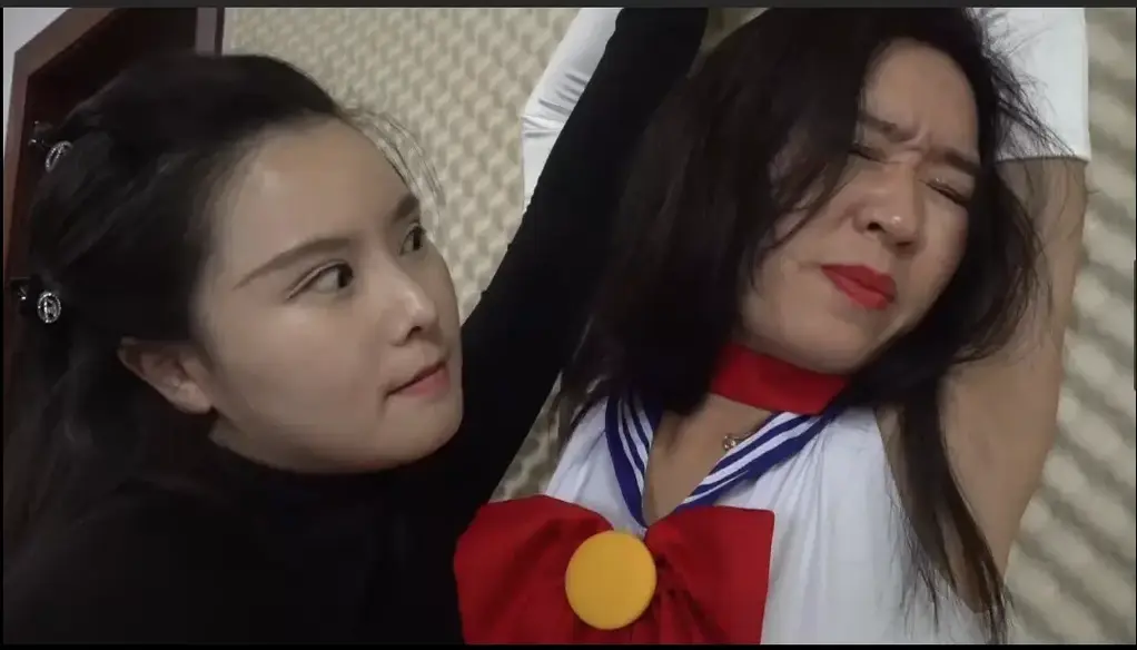美少女战士第二部 美少女战士第一部败给了邪恶女王，但是面对邪恶女王的挑衅和破坏，不得不再次与邪恶女王战斗，却仍然不敌邪恶女王，但是这次女王的玩弄手段更加邪恶。一个半小时剧情丰富：包括打斗，抚摸，调教等。解压密码:hn159。请不要在云盘中直接解压。
