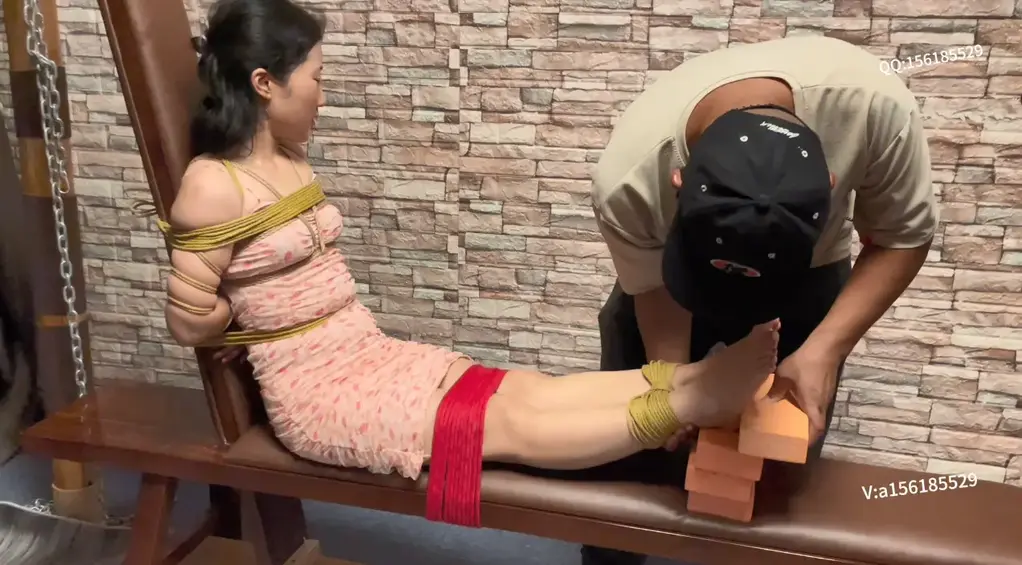 推销员再一次体验老虎凳极限   慧慧 再一次来体验捆绑，极限老虎凳，最后iu可以看到伤痕累累。本工作室提供绳艺捆绑模特服务、室外定拍，室内定拍，体验女绳师捆绑服务、体验长时间囚禁服务、绳艺教学培训、专业麻绳销售、作品私人定制、模特原味丝袜出售等，另外本店招募同好合作伙伴。定拍约拍。v:a156185529 <br>QQ156185529<br>解压密码168168
