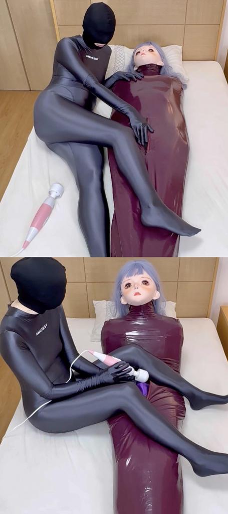 2024-08-1 【︎✿小花︎✿】①Sleepsac Doll 华花小姐姐穿着丝滑紧身衣玩弄小M。<br>小M穿了1层zentai，并且被两层睡袋紧紧包裹成木乃伊。<br>再佩戴一具娃娃头壳，华花小姐姐用快乐棒强高榨精。