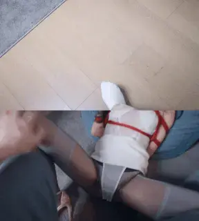 【悠米】《被驯服的美艳少妇》下  淫荡少妇跪着迎接情人，背着门后的丈夫和修理工玩了起来，假阳口塞M腿抽插流满口水，深喉调教，桌子开腿羔潮，腿一张一合迎合调教，最后放在卧室门后拴上狗链，谁知此时丈夫竟醒 接《被驯服的美艳少妇》上内容：经过空调修理工的调教，少妇现在已经是一名完完全全的M了，这天二人又想偷情，谁知少妇的丈夫回来了，惊慌失措下饥渴的少妇在给丈夫的水中倒入了安眠药，一杯下肚没多久晕了过去，妻子将他拖进了房间关上门，不知廉耻的和修理工隔着一扇门玩弄了起来，玩弄过后带着满身绳痕等着丈夫苏醒，接下来等着她的会是什么……<br><br>定拍QQ：3789676190<br>解压密码：youmi<br>解压后改文件名后缀mp4