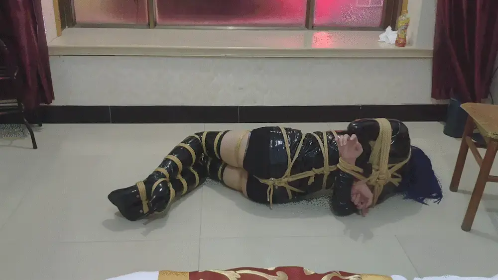 鸽的自缚，黑色紧身皮衣调查员 完整的自缚视频，本来想着cos了一下夜兰的发型，但是发现并不怎么像.....<br>本来是想拍一下捆绑外出来着，但是外面有人，所以就放弃了，所以只能在房间内捆着玩啦。<br>不过紧身皮衣 高跟鞋玩自缚这套组合是真的热，开着空调都出了一身汗。