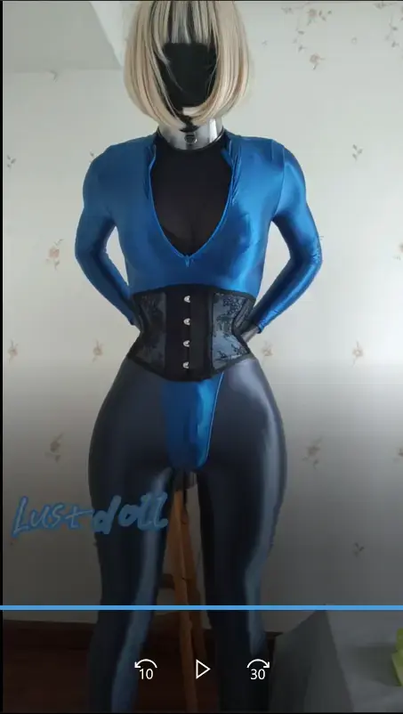 Lustdoll穿衣过程大公开（语言调教+射爆版） 大家好这里是Lust 这次进行了一个网纱zentai打底 然后从打底衣一步步开始穿 氨纶袜子 泳衣 项圈 高跟鞋 束腰一步步穿上 最后带上zentai头套 戴上假发 变成一个完美的娃娃~ 期间Lust一直在进行各种摩擦的方式来取悦自己 根部被勒的很大 这次还采取了建议 把喷射过程也录下来了 过程中还有语言调教 希望大家喜欢~ 有更多建议欢迎私信 