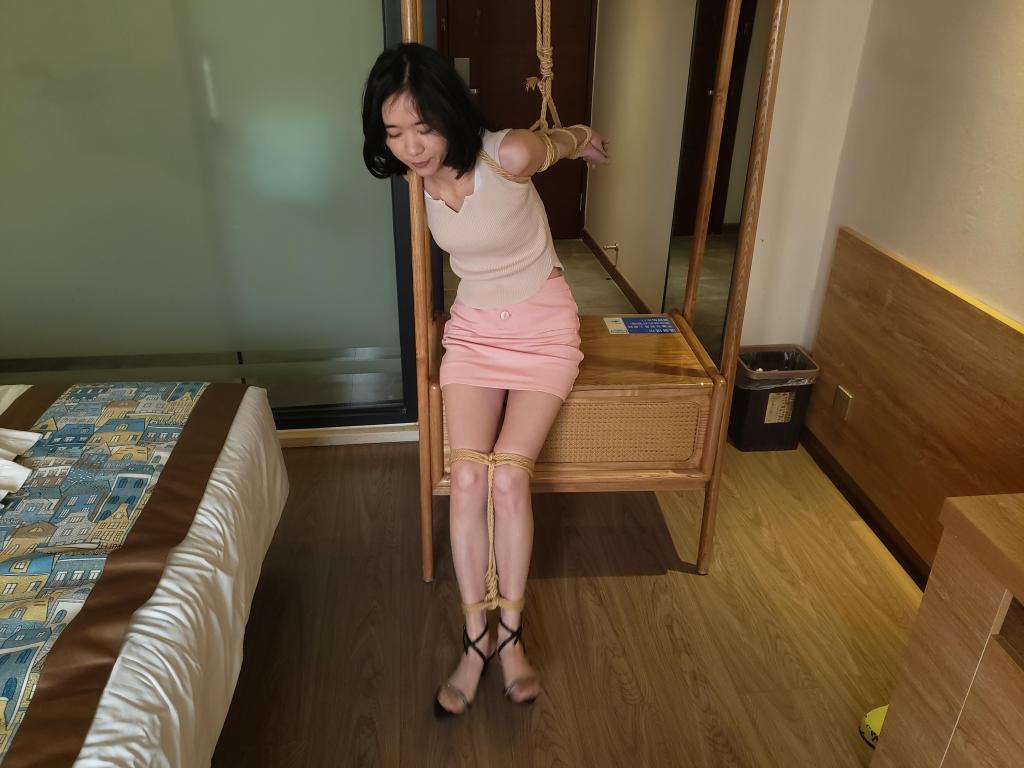 嫔嫔直臂吊 绳命线原创出品，嫔嫔直臂吊，突发奇想把嫔嫔绑了个直臂，然后吊在晾衣架上，穿着高跟鞋，把腿脚绑住站着也累，坐着手右被吊起来很高，这姿势确实很难受，哈哈哈！喜欢的同好欢迎定拍、约拍、绳艺体验、一起交流学习，欢迎在广西或者南宁市区的小姐姐们过来体验绳艺，本工作室长期招聘模特，感兴趣的小姐姐踊跃报名哦！同时工作室也推出约绑攻略，有兴趣可以咨询。联系方式 QQ 1224986223 其他平台均为盗版，请认准妖狐原创视频！感谢支持！视频解压密码shengmingxian