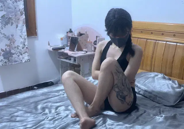 【出租屋游戏】蒙面！小董被蒙面捆绑固定m腿玩弄tk朦胧的面孔是谁的最爱？然后被强制gc！ 好久不见！！这里是小董！！这次也是一次定拍！粉丝要求的很奇怪，一定要蒙面，但是又不能蒙的太透，或者太严实！一定要那么朦朦胧胧的感觉，为了找这种布料，我们都找了好久！<br>期初我们都不理解为什么要这么包，然后在玩的时候就突然懂了！于我而言就是其实眼睛能看的到，但是不多，就只有一点光透进来什么都看不清（然后我还有一点点近视嘻嘻嘻）<br>然后那种布料的弹性和那种紧贴的感觉马上就让我上头了！！其实就和恋物乳胶头套一样但是又比乳胶头套软一点，然后也有紧的感觉！就那个平衡非常的微妙，然后在这个状态下，我隐隐约约知道<br>自己要被怎么对待，但是又意想不到，在这个状态下被玩弄感觉更加敏感了！！然后又被强力的拘束在床上，手和腿都基本动不了，后来还是有点太紧过于难受，糖糖才稍微松开了一点，才让我微微<br>有一点反抗的余地倒是不多哈哈哈哈，唉<br>然后到最后，趴着的时候其实我已经没有多少力气了，[X_X]只有震动在刺激，然后又没有太大力气的挣扎的那种无力感，唉<br>我真的一滴都没有了呜呜呜。。。<br>总之还是感谢大家支持吧！也欢迎粉丝朋友分享，和带来更多创业定拍，谢谢！<br>需要定拍可以加q2317192998