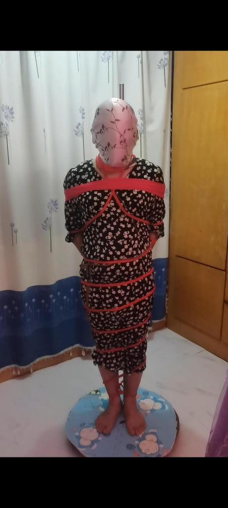 棉被包裹 丝巾....头套....棉被.....像木乃奈伊...紧紧包裹......任凭奴如何挣扎......