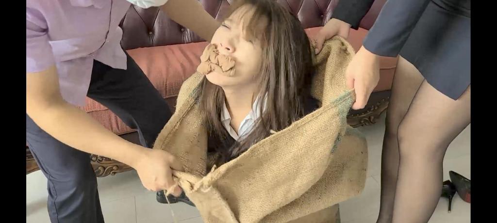 被女人贩子原味丝袜堵嘴塞进麻袋贩卖的OL女孩 一往情深工作室定拍<br>女人贩子佳佳将OL女孩夏兰诱骗至家里伙同男人贩子把夏兰捆绑堵嘴装进麻袋里准备贩卖然而绑好夏兰后佳佳也沦为了男人贩子的猎物和夏兰一样也被装进了麻袋......本片为一往情深工作室拍摄解压密码为ywqs,定拍约拍联系qq1002871968