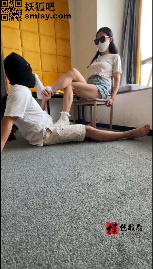 校尉原创-酒店舔吃学姐的原味脏棉袜.擦档.玉足清理！ 在见面前.我特意让学姐多穿几天棉袜<br>在见面这天我就对她的美足味道满怀期待<br>果然我脱下鞋时，就看到了学姐脏脏的棉袜脚底<br>这与她的形象打扮形成了很大的反差<br>清纯的外表，没想到穿着这么脏脏的袜子.....<br>我卖力的闻着，将她美脚的味道进行品闻.清理.除臭！<br>学姐也特别配合我，最后一边用美足摩擦着我的[X_X]，一边不忘用一只美足继续让我品闻品尝<br>快乐加倍，真的很爽！<br>
