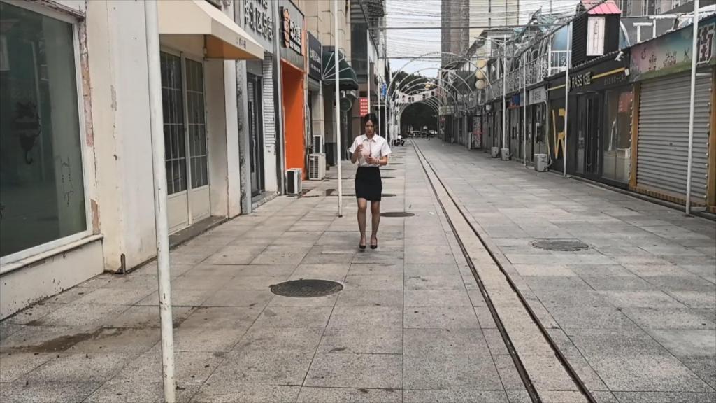 童谣银行下班意外 时间：24分钟<br>大小：2.2G<br>定拍QQ：445055822<br>童谣是某银行职员，下班途中买饮料，不料意外发生，<br>遭人暗算，带到某家俱乐部，供人享乐。童谣被紧缚<br>架子牵引鞭打踩踏按摩笼子<br>