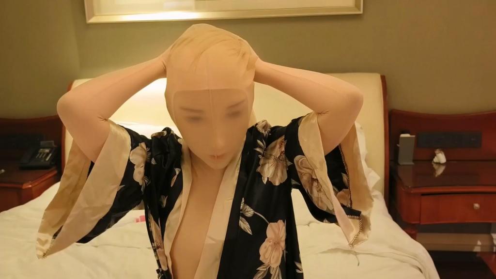 【梦的kigurumi】丝袜套头的双层面具体验 又是把硅胶脸戴在里面，但是我今天想把穿过的肉丝连裤袜套在头上ZW，这种很奇妙的体验感还有看不到外面动静的神秘感，这是我的特殊癖好喜欢戴着别人的脸玩...<br>【网盘文件先下载到电脑，改后缀名为zip。解压得出的文件后续名zzz修改为MP4】