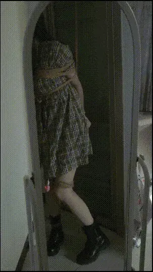 【日常叶子】被绑在门边的挂件叶子与挂件TD 这次是临时起意的被绑，手腕被伸入门后的绳子捆绑，其中一只脚腕也被伸入另一扇门的绳子连着卡住，门被用钥匙上锁所以没有办法打开，就这么再一次成为了挂件。这个TD是有两个振动的头的，为了不那么难受我让闺蜜放在了偏远一点的地方，本来以为会减轻一些或者有别的特别一点的感觉，但是被绑完挣扎一会之后就发现这样根本是错的，它们会滑下来并且打起架来，碰撞的声音都很大，而且基本没有预兆，完全可以说是最惊吓的一次体验。<br>最近稍微没有那么忙了，服装赞助的话接下来可能会重新开始接，但是具体能不能接还是没有确定，如果有想赞助服装的话可以重新加一下qq，我的社交媒体都是定期自动清理所有信息的，很久没上线的话之前所有的信息我都看不见的，所以想要赞助服装的话可以重新加一下，后面看到的话我会通过的，一定要备注“赞助服装”才可以喔，希望大家理解。然后目前是不接定拍的，也不出衣物。感谢所有支持叶子的小伙伴们，平安顺遂！