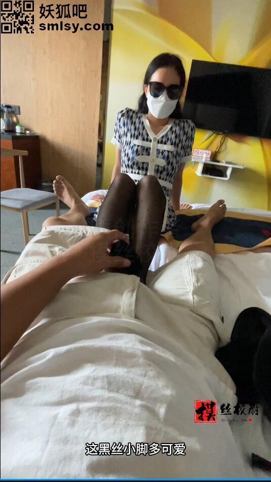 校尉原创-黑丝长靴素踩踏.闻脚.品足 黑丝配长靴.真的是性感至极<br>先是脱掉妹妹的长靴，用心去品闻她的黑丝香韵<br>随后妹妹一边用她的黑丝美脚一边摩擦着我的[X_X]<br>一边用另一只脚放在我的鼻尖让我仔细品闻<br>这种体验只能说太棒了，不身临其境，无法去感同身受！<br>
