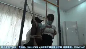 【新月原创】【琳媚】谁能拒绝可以同时玩脚又玩凶的小M呢 性感黑丝片足单腿吊 高马尾带TD 【新月工作室】定拍交流QQ：1003187439 备用2936094312<br>【出原味妹子】3317697447 小洛（红豆）2197723495，366700880玉箫 2019384890 佳怡 3663888944琳媚<br>约绑攻略有售直接滴QQ：3317697447！！！本工作室正式启动会员优惠折扣方案，请有兴趣的同好加客服Q：3104988182详询<br>已经成为我半圈养的专职小M的琳媚，今天穿上了这套职业黑丝装，看起来居然是可爱中带着一丝性感。很不错！我喜欢。今天安排她单腿片足吊。<br>当然TD不能少，本来穿了高跟鞋的，她站不稳，自己非要踢掉，算了，放过她这点，先把她放置累了，然后再从后面抱起她，给她感受失重的感觉，然后直接又玩凶又玩jio，整得她好哥哥好哥哥的求饶个不停。哼哼，这家伙太有开发的空间了！