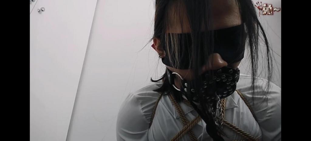 自娱自乐第 17 弹 被捆绑折磨的OL“女郎” 【兔兔兔TU、】原创 自娱自乐第17弹《被捆绑折磨的OL“女郎”》 伪娘自缚 OL制服套装➕黑色丝袜➕黑色高跟鞋 以海老缚的姿态捆绑放置挣扎 O型口塞 口水止不住的往下流  最后夹上金属夹子 用电击乳夹自虐……