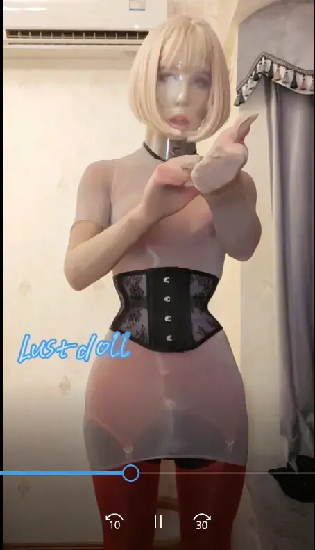 Lust：丝袜全包与避孕套[X_X] 大家好 我是Lust 这次lust穿了两层黑色连身袜 一层黑色网袜 然后穿上了大家熟悉的红色吊带袜套装 最后加上一层灰色包臀裙 带上欲桃面具之后 在头上又加了一层肉色丝袜来模糊视野 然后戴上假发~ 摸摸了一会 感觉到兴奋了 脱下假发 带上了避孕套 进行[X_X] [X_X]的感觉真的特别美妙 让人血脉喷张 一会会就不行了 但是光头好像不美观 又带上了假发 然后进行了一分多钟的极限避孕套[X_X] 大家猜猜为什么lust可以玩那么久呢 其实面具下隐藏了呼吸管 虽然不太有用但是聊胜于无呢 可以延长[X_X]的时间 特别喜欢~ 然后是一些人喜欢的脱装备环节 好啦 希望大家喜欢~ 如果你也喜欢lust 欢迎关注lust的x @Dream_magicdoll 欢迎大家提意见~