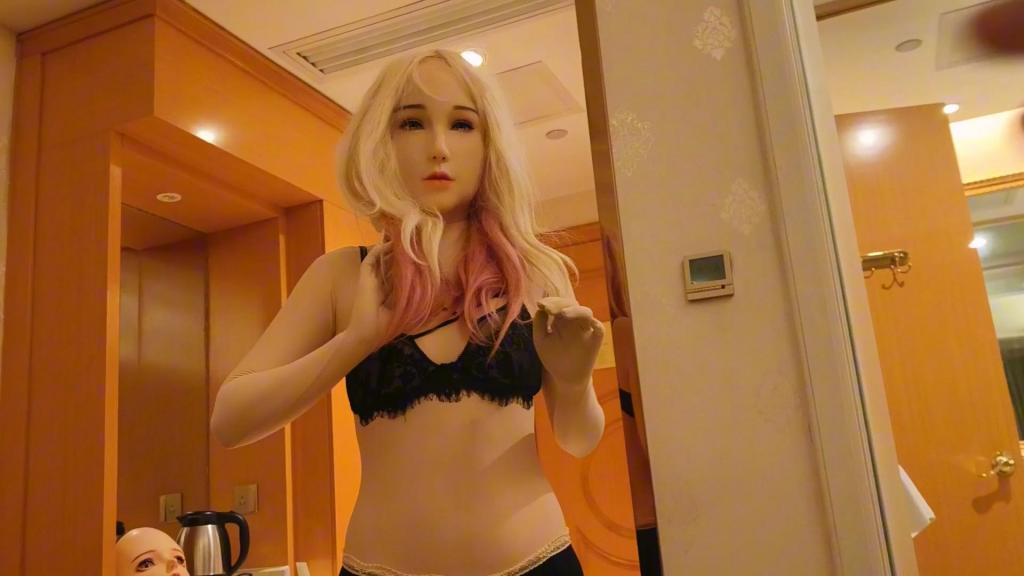 【梦kigurumi】全身被包裹和带上别人的脸ZW感觉！ 今天戴上了一张不属于自己的脸，把脸戴上感觉很奇妙，不知道戴上ZW是什么感觉，穿上我的全包连身衣抚摸这张别人的面具，在别人的脸之下再也看不到我gc时的表情，我可以尽情的让自己欲罢不能！<br>【网盘文件先下载到电脑，改后缀名为zip。解压得出的文件后续名zzz修改为MP4】