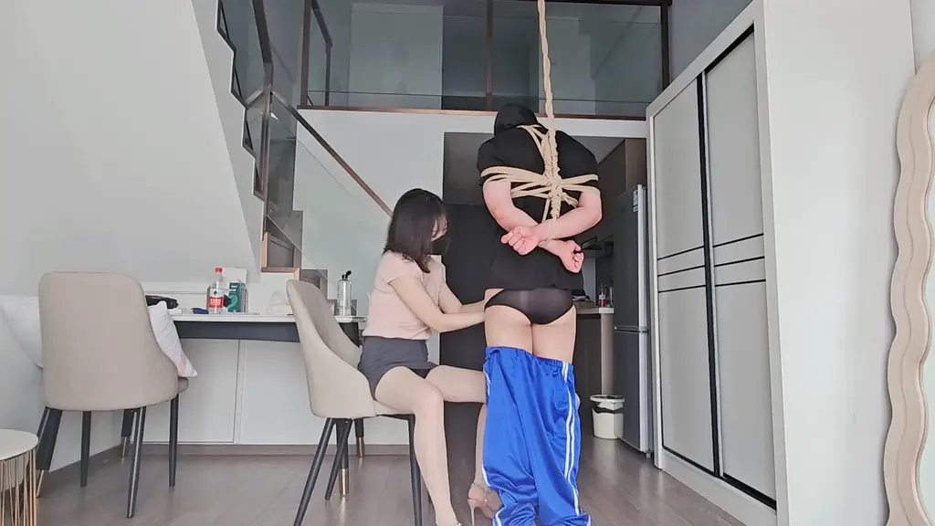 岚琳S：老师玩废恋丝癖学生（三） 第三集，老师反复折磨学生，进行鬼T脱敏训练，但是废物狗依旧没用，最后M屈辱喝下圣水。S常驻杭州，入圈多年，擅长刑、捆绑、责、角色扮演等，可以线下约玩，也可以定拍视频。详情咨询请加QQ3921730375。有喜欢玩的女M可以找我搭档（双属性，适合轻度爱好者）免费体验。<span style='color:#b0b0b0;'>[隐藏文字，购买后可见]</span>