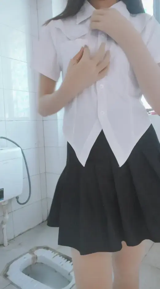 可视-小妮子 人妻寻求刺激.穿着丝袜紧身衣洗手间ZW,湿一大片GC不断