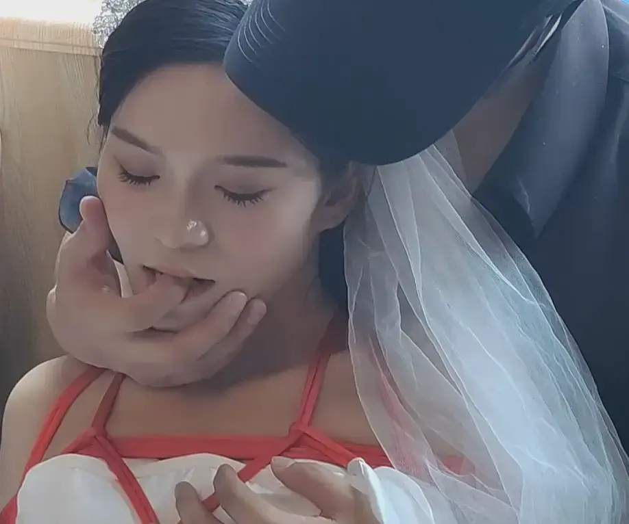 一绳所爱绳艺婚纱摄影 一绳所爱绳艺婚纱摄影服务，已经为您准备好新娘，让她为您穿上婚纱，给您一套属于自己的绳艺婚纱照，欢迎体验。美妙的身姿、鲜艳的红绳装扮的新娘更加耀眼。 红绳嫁衣，专业摄影为您留下了珍贵的照片。影像动画朱雀老师为新娘记录着美好的时光。红色的口球戴在新娘的嘴上更有一种：‘口若含红丹，芊芊作细步。不受世拘束，任东西南北。’新娘的乖巧生动，为生活增添了许多光彩。<br>一绳所爱绳艺体验店面向全国爱好者开放，本店提供绳艺捆绑模特服务、体验女绳师捆绑服务、变装绳艺体验、绳艺婚纱照摄影、体验长时间囚禁服务、绳艺教学培训、绳艺交流会、绳艺逃脱挑战赛、场地出租、专业麻绳销售，原创绳艺扑克销售、原创视频套图销售、作品私人定制、模特原味丝袜出售等，另外本店招募同好合作伙伴。微信：351552501初心