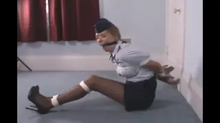 欧美黑丝女警捆绑挣扎 欧美女警穿高跟黑丝被捆绑挣扎。