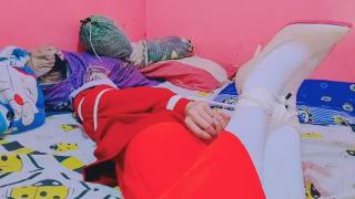 印尼红裙白丝美女驷马挣扎 戴着白头巾的印尼美女，穿着红裙白丝高跟，被蒙眼堵嘴，驷马捆绑在床上挣扎。