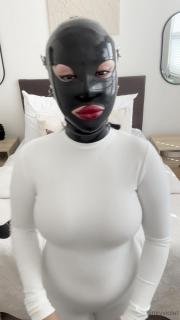 Kinky Violet - Latex Blindfold, Ball Gagged And Neck Restrained With A Leather Corset Kinky Violet - Latex Blindfold, Ball Gagged And Neck Restrained With A Leather Corset<br>纯白色配黑色的头套！