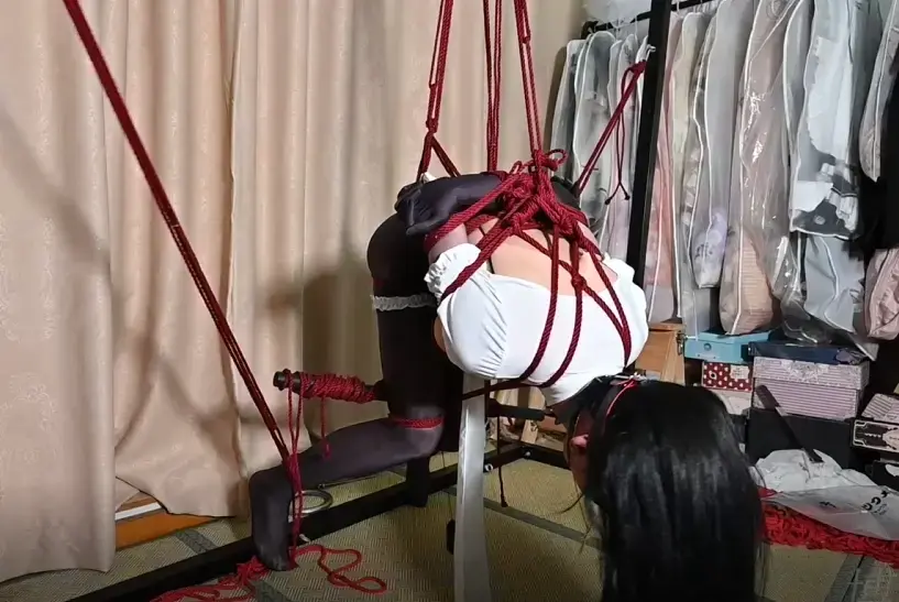 男娘修女竹竿固定半吊，[X_X]放置gc 复刻了一张色图<br>两腿固定在竹竿上，上半身与腿部的竹竿相连，依托股绳半吊在空中，足尖勉强触底，强制踮脚，[X_X]无助放置gc