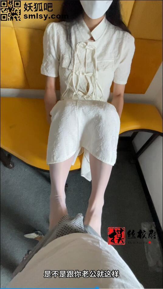 校尉原创-少妇丝足摩擦.足底品鉴！ 很会的小少妇.经历了前面两次的沟通后，她也是越发的熟练起来<br>而且她也真的非常听话，让她瞧着美臀对着我，就立马照做了！<br>当她的丝足放进裤裆的瞬间，我也会感觉真的很温暖，也真真的非常爽！<br>这样的刺激下，你很难坚持不石硬！<br>