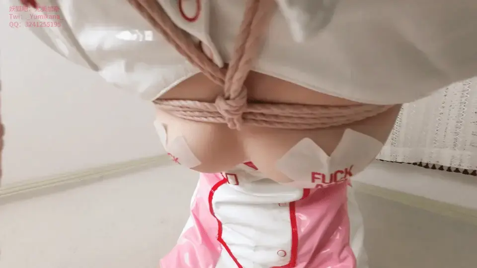 【尤美加奈】超涩护士奈奈酱！护士装 X 乳贴 + 直臂吊缚 + 郊狼 + 开口器口舌玩弄 + 口球 + 棒棒强高玩到求饶 + M字开腿强高 + 酥胸玩弄 【尤美加奈】 09 奈奈穿上了美美又涩涩的小护士装~还贴上了涩涩的乳贴~<br>带起听诊器给主人检查检查身体 怎么主人把听诊器抢过去了 听着听着就上手了呀 可恶<br>呜呜 胸部被玩弄好羞耻 但是又好舒服  <br>然后就被直臂加折腿绑起来了 混蛋主人还把奈奈的手吊那么高 好难受！<br>趁着奈奈呻吟挣扎 还强行给奈奈戴上了开口器玩弄人家的小舌头 呜呜呜 口水止不住啦<br>还用假YJ玩弄人家的小嘴巴呀 受不了<br>玩弄完还换上了口球<br>等一下？！怎么拿出了郊狼 呜呜呜 不要啊 人家超级怕电的啦！<br>还一边电一边用棒棒玩弄呜呜 <br>呼 终于等到放下来了<br>哎？怎么主人只放了吊绳就不解了 后面怎么还有动静？<br><br><br>欢迎 QQ 3241255195(注明妖狐吧) 交流定拍，原W咨询，线下绿色约绳/调J体验(男女缚手可选，也可以指定奈奈当被缚）, 持续招女模特共同创作。<br>（为防止和谐，网盘用户不要在线解压，请下载到电脑再解压）解压密码：yumikana