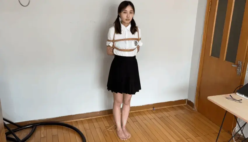 玩奴原创之足控福利约绑美少女微微，超紧蛇缚驷马tk挣扎堵嘴！jk制服裸足真美！交流购约绑教程请加1152327635。 解压密码<span style='color:#b0b0b0;'>[隐藏文字，购买后可见]</span>感谢各位同好的支持！本次又是个长得非常漂亮的小姐姐对捆绑感兴趣来试绑了，腿型脚型很漂亮。超紧蛇缚驷马蒙上眼睛放在地上挣扎！博主很少整足控今天给各位同好整一期吧,给小姐姐超紧绑完最后跟我说绑晕了！敬请欣赏！<br>另外为了方便各位同好约绑，博主最近推出了一个非常详细的约绑教程。里面有非常详细的从零基础开始教大家如何认识妹子，如何与妹子沟通等等。非常的实用，有兴趣的各位同好加1152327635咨询，备用805351328。<br>最近有人举报抄袭博主的出现，其实博主早就知道了，请大家多观看对方的作品就懂了，就这么几个妹子来回演就能教大家吗？提醒各位不要上当！顺便提醒下这个抄袭的人，自己都做不好的事情还要教别人不可笑吗？请尊重一下各位需要帮助的同好！<br>目前博主已经出了五个系列，分别是绝对真实调教系列，真实约拍系列，口水囚徒系列，紧缚实验室系列，美人小舔犬系列以及最新出的高颜值系列都非常精彩，各种元素满满，希望各位同好多多支持！<br>推特可以关注浅神。本频道提倡健康积极的绳艺亚文化，目的是给生活增添一些情趣，谢谢大家。备用联系方式qq805351328。<br>下载操作：<br>1、电脑下载<br>2、解压<br>3、将压缩包内文件重命名后缀加.mp4或直接用播放器打开。<br><br>