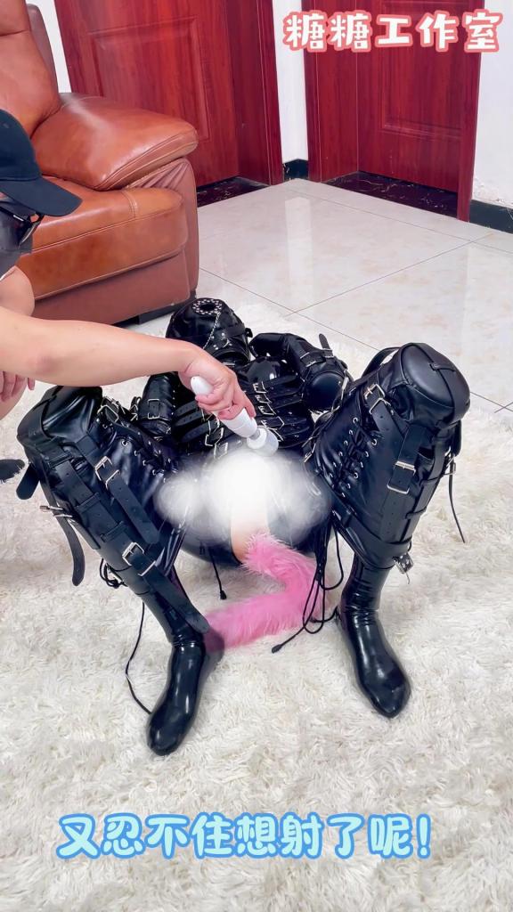 【糖糖工作室】《女体化改造第二番》锅盖锁+K9爬行+遛狗+棒棒强制GC+尾巴 下班后糖糖被经理单独留了下来要求拍女装照片。<br>这次经理拿出了一套乳胶紧身衣要求糖糖穿上，穿上之后糖糖的曼妙身姿完全展示在了经理面前。<br>经理说公司新到了一件情趣衣服很性感要求糖糖试穿一下。 <br>糖糖在经理的帮忙之下穿上了新的情趣衣发现自己变成了狗狗的样子。<br>经理说这是最新的K9狗狗服，穿上之后就会变成经理的狗狗。<br>糖糖央求经理放过她，但是变态的经理哪肯放过糖糖。 <br> 经理就这样牵着糖糖开始了遛狗，时间不长糖糖就累得走不动了。<br>瘫软在地的糖糖四肢被牢牢束缚着，眼睛和嘴巴也被蒙住了，完全反抗不了。<br>经理于是拿出了[X_X]开始给糖糖榨汁，在榨汁的过程中糖糖发现自己开始慢慢喜欢上了这种感觉。<br>反复几次之后糖糖仿佛真的变成了一只骚母狗十分乖巧配合……这时经理脸上漏出了一丝微笑，更邪恶的调教之路开始了…..<br>解压密码：<span style='color:#b0b0b0;'>[隐藏文字，购买后可见]</span><br>后缀改为MP4<br>Twitter：bangbangtang404